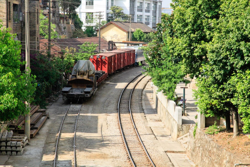 滇越鐵路宜良段的鐵軌與貨車（2013年3月26日攝）。