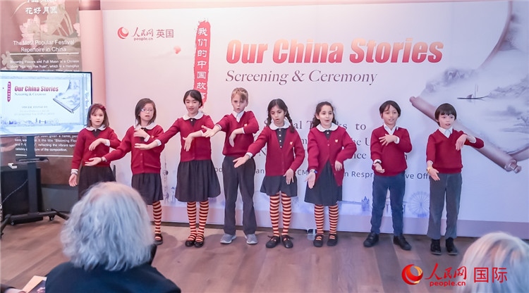 肯辛頓韋德預備學校小學生表演。人民網(wǎng) 郭錦標攝