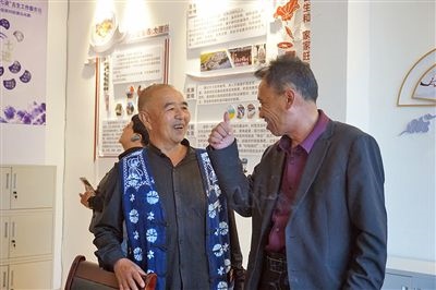  在大理州古生村訴訟服務(wù)站內(nèi)，全國(guó)人大代表樊九平為“阿鵬調(diào)解員”點(diǎn)贊。
