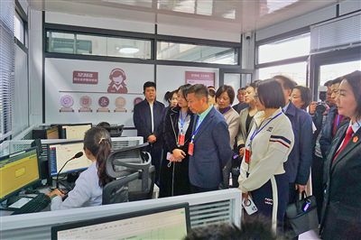  在昆明中院訴前調(diào)解工作室內(nèi)，代表們觀摩法官線上調(diào)解。
