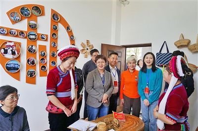  在大理法院喜洲法庭，代表們與“金花調(diào)解員”共同探討民族特色調(diào)解工作方法。
