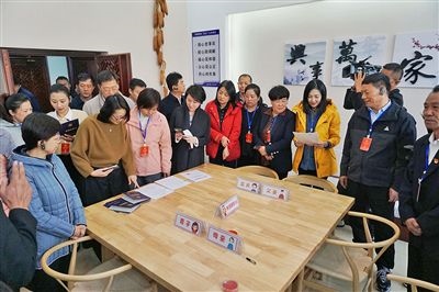  在劍川法院家事調(diào)解室內(nèi)，該院制作的《離婚證明書(shū)》引起了代表們的關(guān)注。