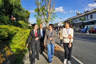 全國(guó)人大代表王爭(zhēng)（右一）、張海鷗（右二）向法官了解民族特色調(diào)解工作機(jī)制。