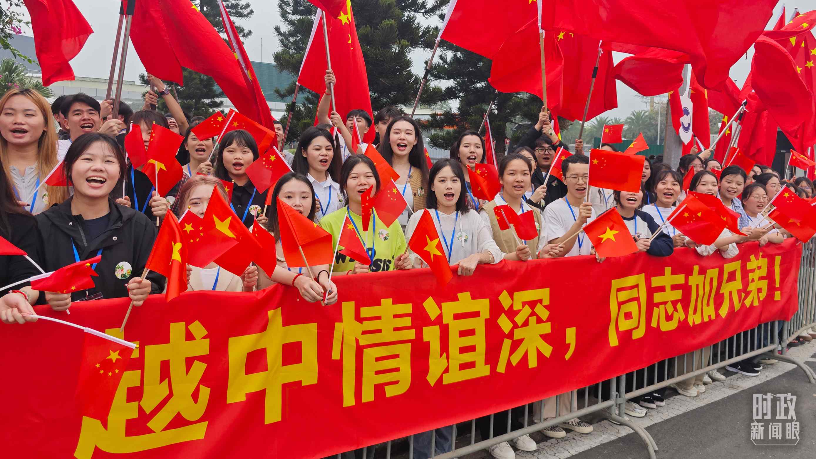 △習(xí)近平乘車從機(jī)場赴下榻飯店途中，許多人自發(fā)聚集在道路兩旁，揮舞兩國旗幟，表達(dá)熱烈歡迎。（總臺(tái)央視記者耿小龍拍攝）