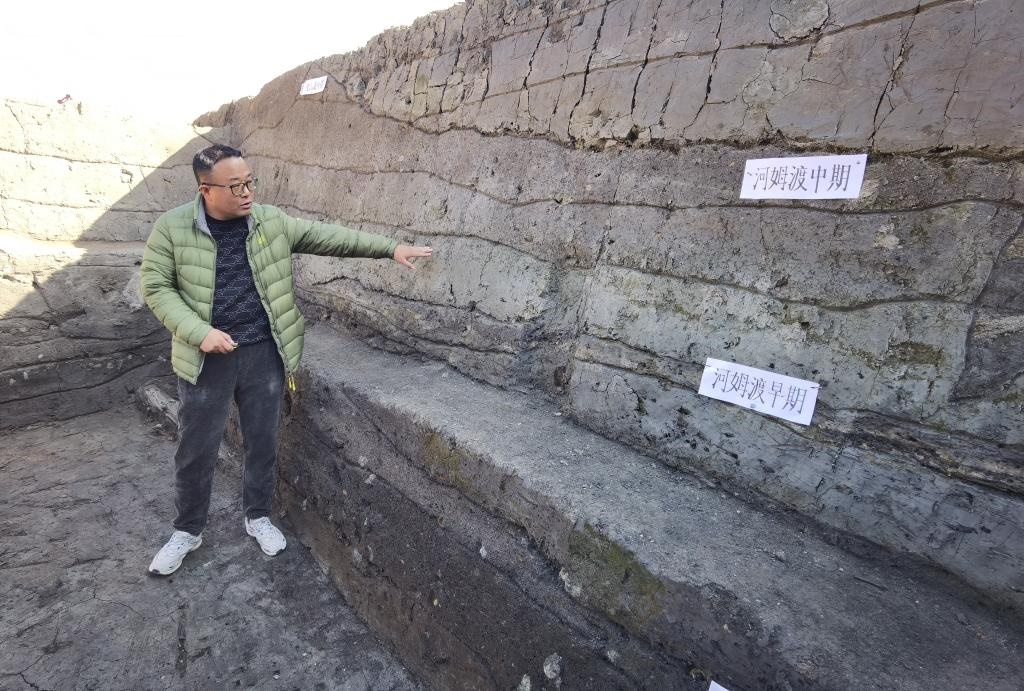 12月14日，汶溪遺址發(fā)掘項(xiàng)目現(xiàn)場負(fù)責(zé)人雷少介紹遺址整體情況。新華社記者顧小立 攝