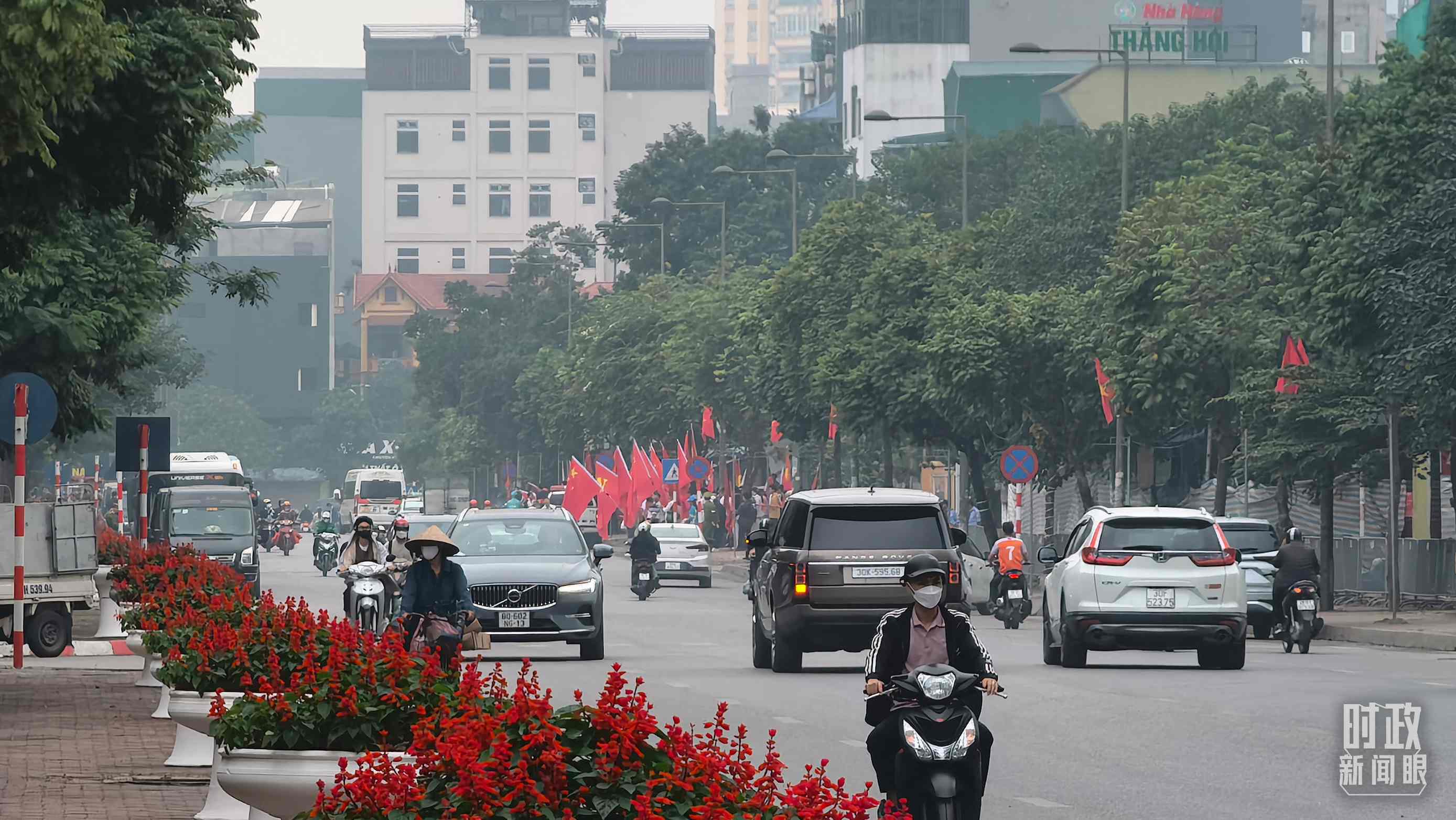 △河內(nèi)街道兩側(cè)的中越兩黨兩國旗幟。（總臺(tái)央視記者韓銳拍攝）
