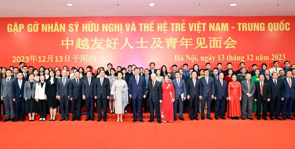 這是習(xí)近平夫婦和阮富仲夫婦同中越兩國青年和友好人士代表親切合影。
