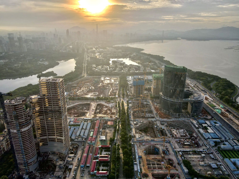 位于深圳市南山區(qū)的深圳灣超級總部基地建設(shè)現(xiàn)場（無人機照片，2023年8月26日攝）。新華社記者 周科 攝
