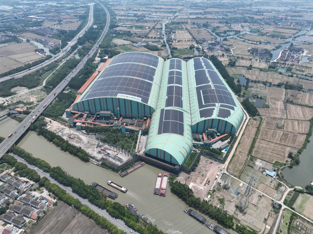 這是江蘇蘇州市常熟市龍騰特種鋼有限公司碼頭料場屋頂光伏（無人機照片，2023年6月9日攝）。新華社記者 季春鵬 攝