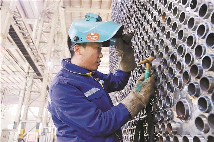 邵旭鵬在車間進(jìn)行電焊作業(yè)。受訪者供圖