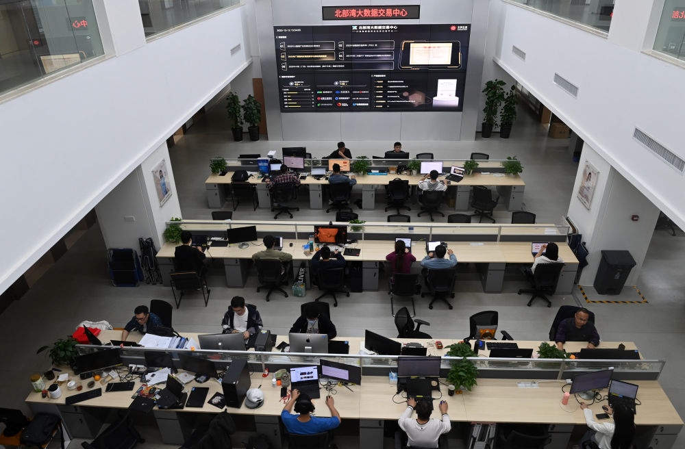 中國—東盟信息港員工在工作中。