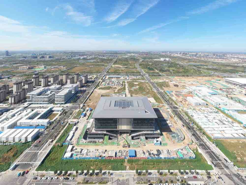 這是雄安新區(qū)大學(xué)園圖書(shū)館（2023年10月1日攝，無(wú)人機(jī)照片）。新華社記者 朱旭東 攝