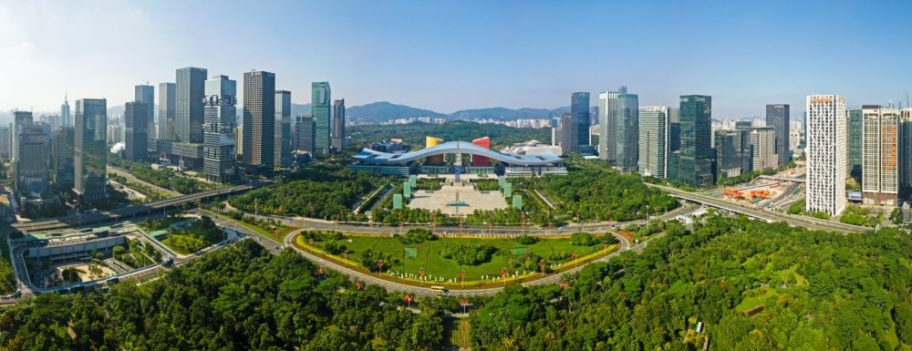 這是在廣東省深圳市拍攝的深圳市民中心和蓮花山公園一線(xiàn)（2020年10月2日攝，無(wú)人機(jī)照片）。新華社記者 梁旭 攝