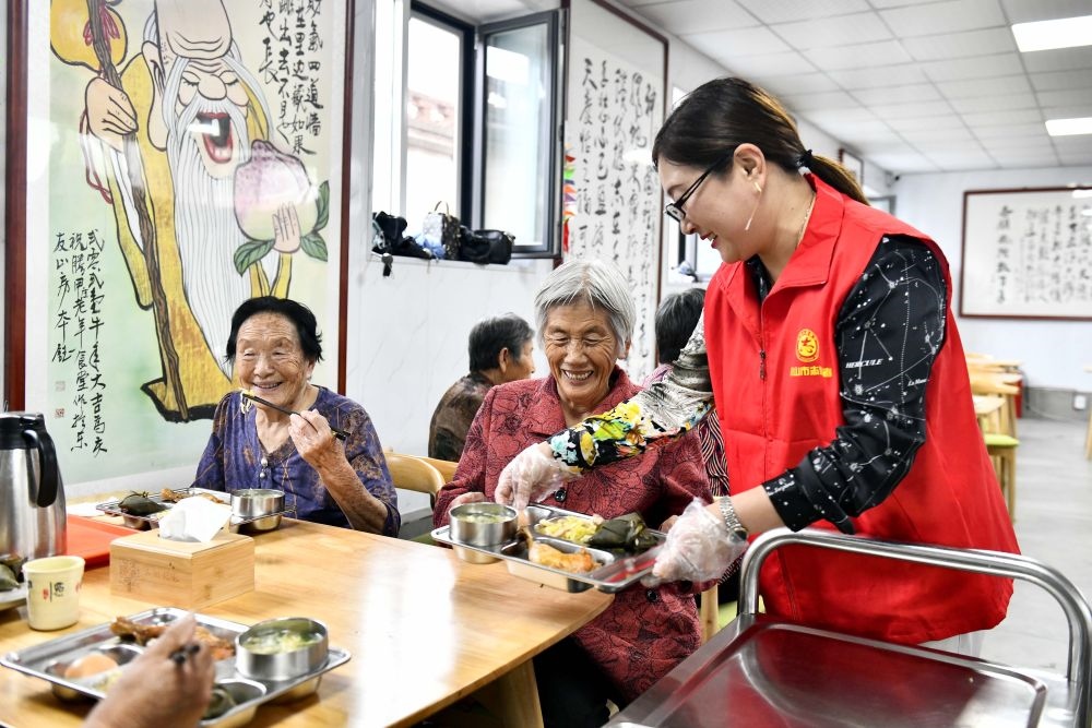 在山東省乳山市城區(qū)街道騰甲莊村幸福食堂，志愿者為老人們配送午餐（2023年6月24日攝）。新華社記者 郭緒雷 攝