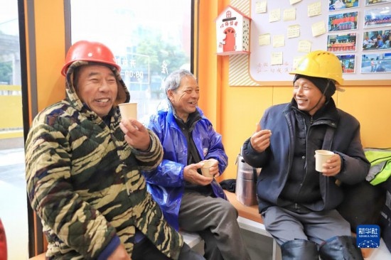 12月16日，幾名戶外勞動(dòng)者在位于浙江舟山市的一家“勞動(dòng)者驛站”里喝姜茶驅(qū)寒。