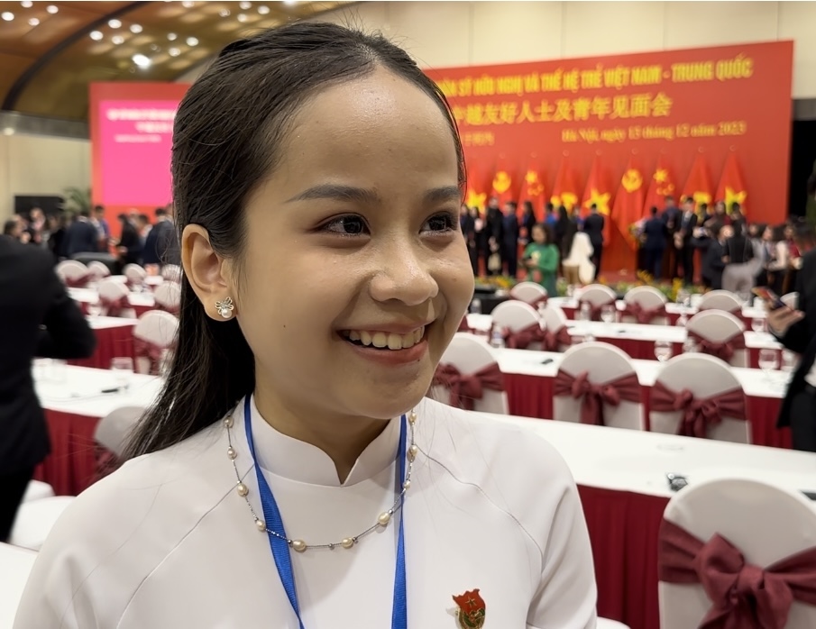 越南青年代表黎月瓊接受記者采訪。