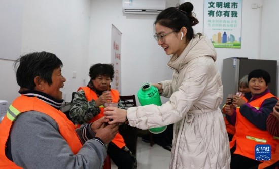 12月16日，在浙江省湖州市德清縣乾元鎮(zhèn)環(huán)衛(wèi)工人愛(ài)心驛站，志愿者為環(huán)衛(wèi)工人倒紅糖姜茶。