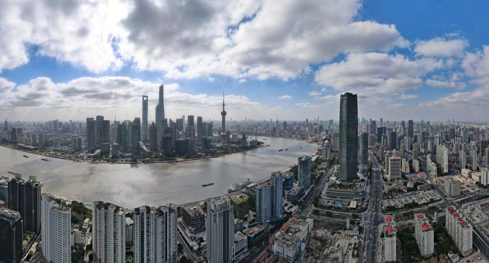 從上海虹口區(qū)北外灘空中俯瞰中國(guó)（上海）自由貿(mào)易試驗(yàn)區(qū)陸家嘴片區(qū)（2023年1月10日攝，無(wú)人機(jī)全景照片）。新華社記者 方喆 攝