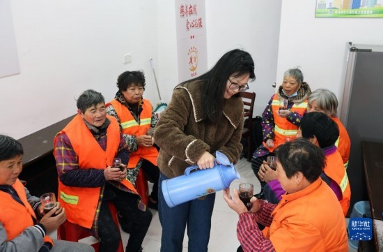 12月16日，在浙江省湖州市德清縣乾元鎮(zhèn)環(huán)衛(wèi)工人愛(ài)心驛站，志愿者為環(huán)衛(wèi)工人倒紅糖姜茶。