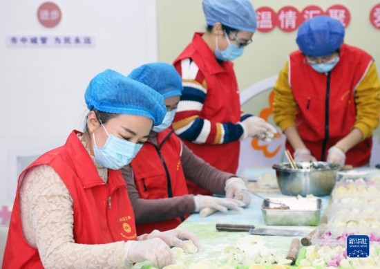 12月16日，在山東省棗莊市市中區(qū)城管藍(lán)職工志愿服務(wù)驛站，愛(ài)心志愿者為戶外勞動(dòng)者包水餃。