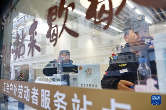 12月16日，戶外工作者在浙江省嘉興市南湖區(qū)丁家橋社區(qū)個(gè)性化“惠工小站”休息。
