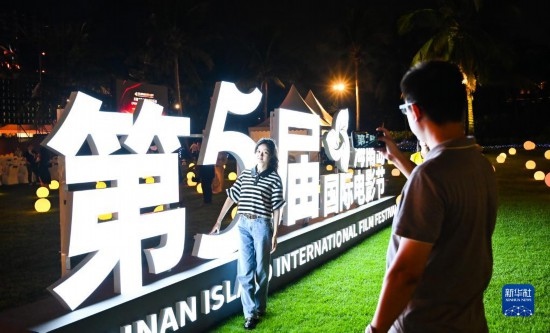 12月16日，觀眾在第五屆海南島國際電影節(jié)開幕式現(xiàn)場拍照留念。