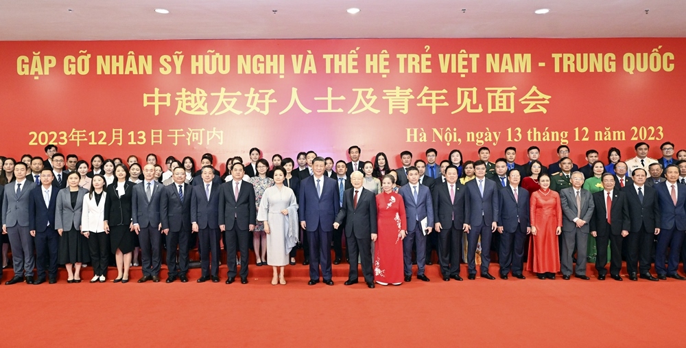 習近平夫婦和阮富仲夫婦同中越兩國青年和友好人士代表親切合影。