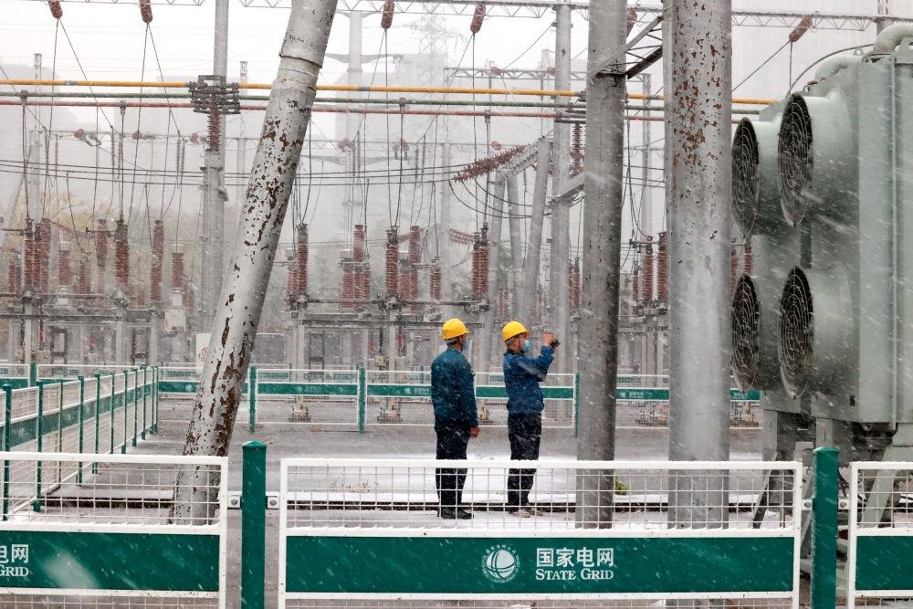 △國網(wǎng)壽光市供電公司變電運維人員在檢查變電站積雪情況。