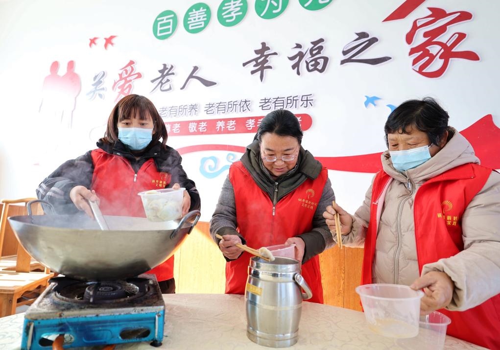 12月17日，在山東省臨沂市沂南縣銅井鎮(zhèn)杜山社區(qū)孝善食堂，志愿者們在為社區(qū)內(nèi)獨居和行動不便的老人煮水餃。 新華社發(fā)（王彥冰 攝）