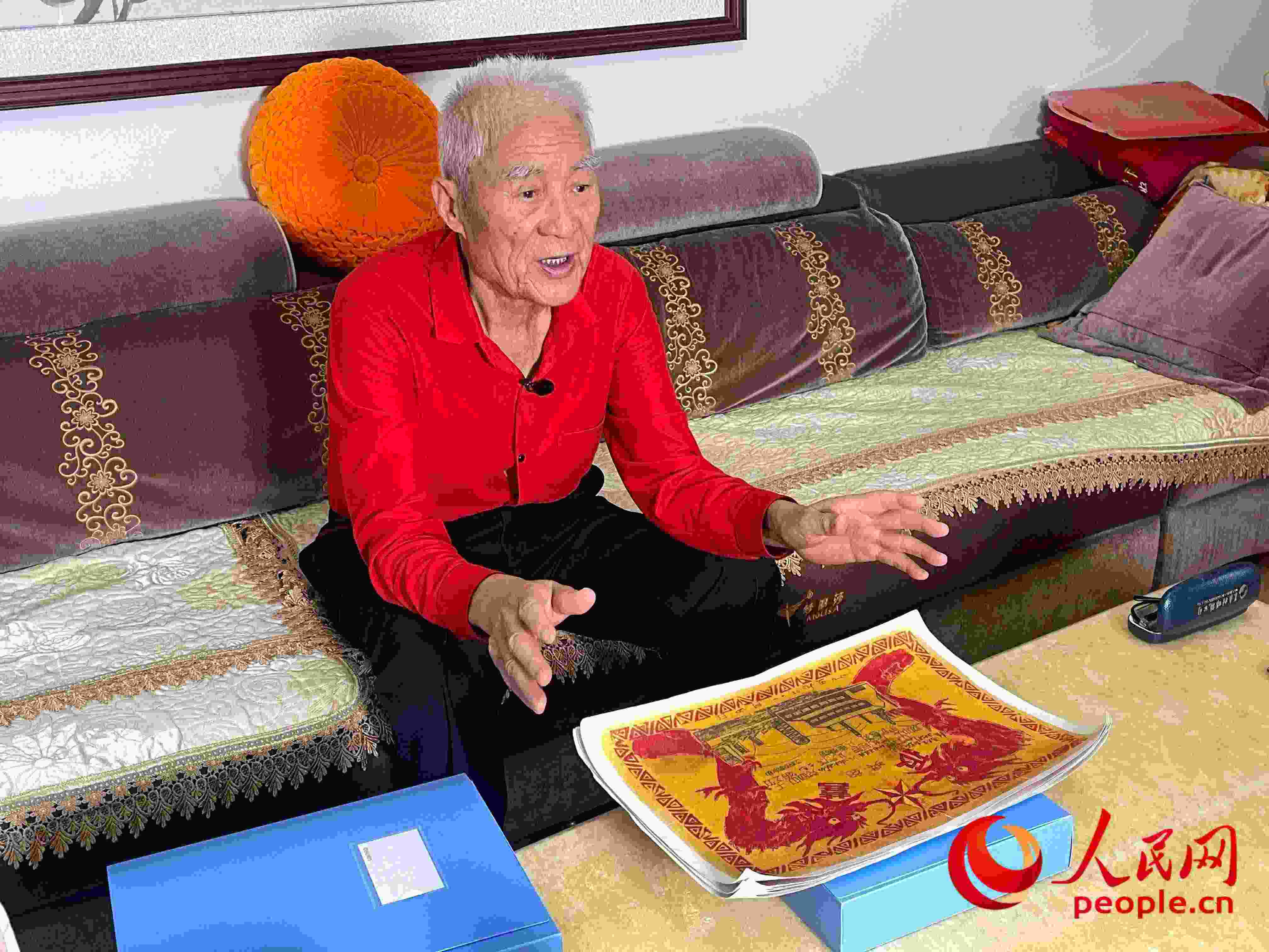 馬太生向采訪團(tuán)講述自己獲得獎(jiǎng)狀的經(jīng)歷。人民網(wǎng) 周靜圓攝