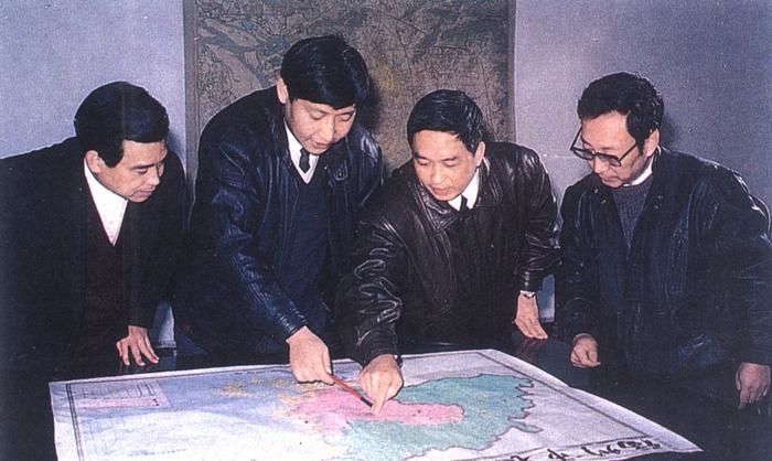 1991年12月，習近平與同事討論福州市戰(zhàn)略規(guī)劃設想。