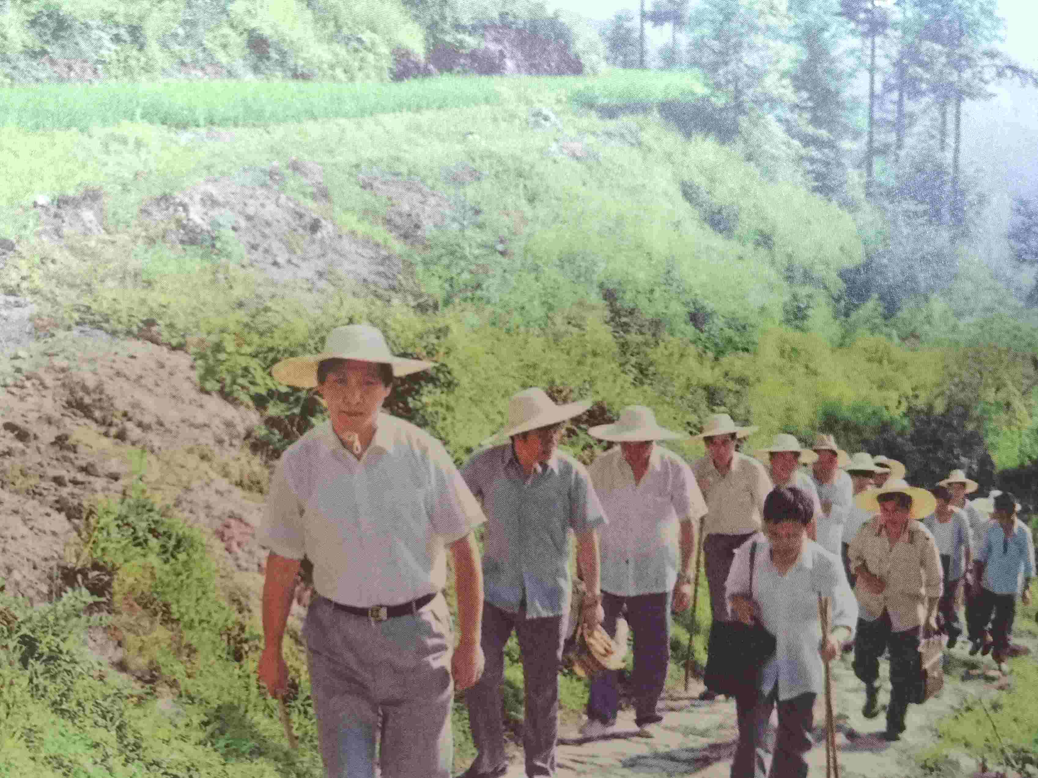 1989年7月，習(xí)近平冒著酷暑，帶頭步行到下黨鄉(xiāng)調(diào)研。