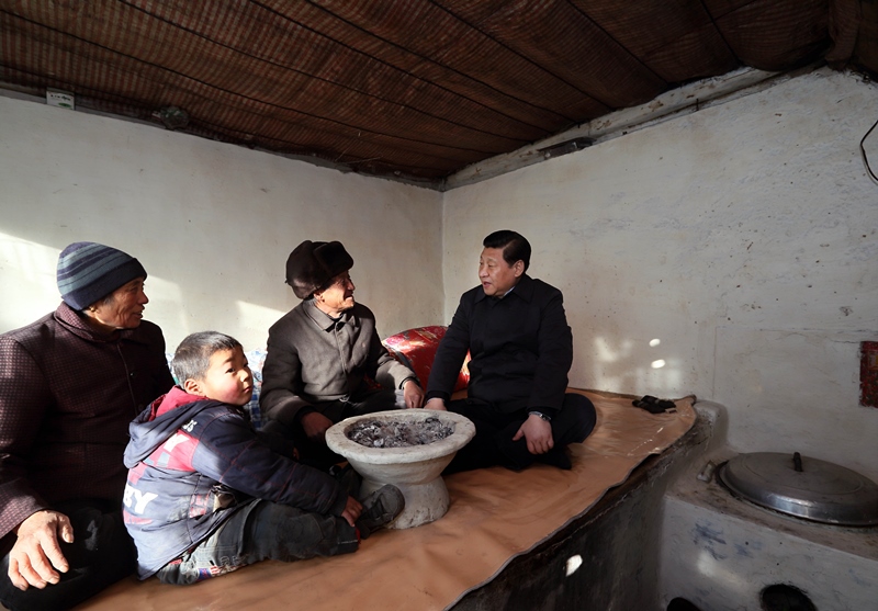 2012年12月30日，習(xí)近平在河北省阜平縣龍泉關(guān)鎮(zhèn)駱駝灣村看望唐榮斌老人一家。