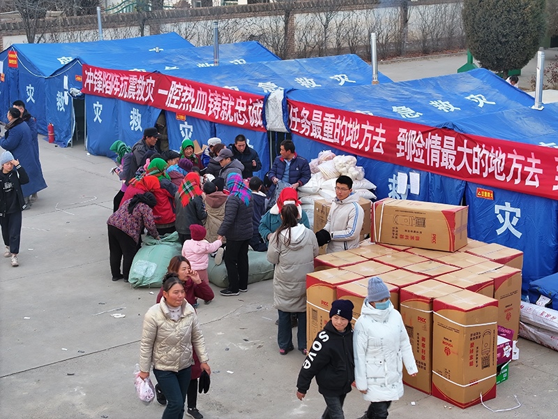 草灘村安置點外。賀勇攝。