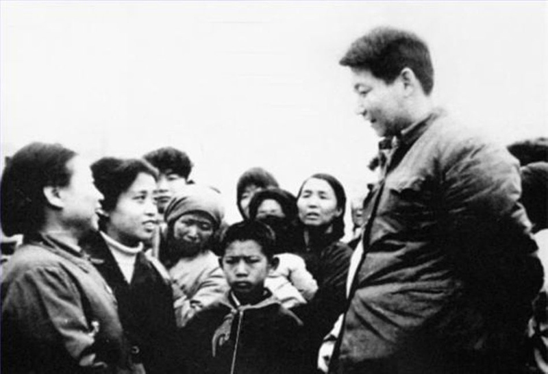 1983年，時任中共正定縣委書記的習(xí)近平同趙村群眾交談。