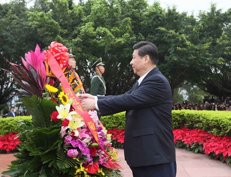 2012年12月8日，習(xí)近平在深圳蓮花山公園向鄧小平銅像敬獻花籃。