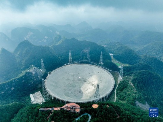 這是2023年7月26日拍攝的“中國天眼”全景（無人機(jī)照片，維護(hù)保養(yǎng)期間拍攝）。 新華社記者 歐東衢 攝