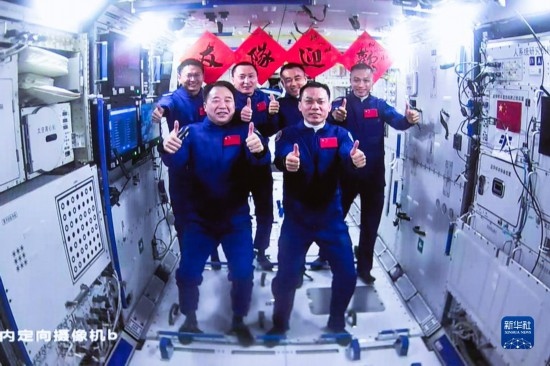 這是2023年10月26日在北京航天飛行控制中心拍攝的神舟十六號(hào)航天員乘組與神舟十七號(hào)航天員乘組“全家福”。 新華社發(fā)（韓啟揚(yáng) 攝）