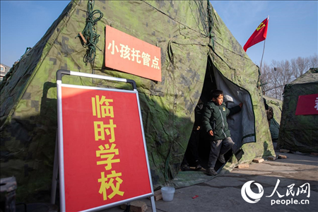 12月22日，在積石山縣大河家鎮(zhèn)大河村安置點，陸軍76集團軍某旅搭建的“臨時學校”成為小朋友的“加油站”。人民網記者 翁奇羽攝