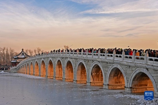 這是12月22日拍攝的頤和園十七孔橋“金光穿洞”景象。