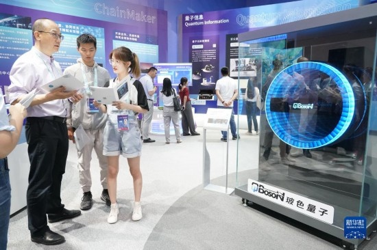 這是2023年5月26日在北京中關(guān)村國家自主創(chuàng)新示范區(qū)展示中心拍攝的100量子比特相干光量子計(jì)算機(jī)（模型）。 新華社記者 任超 攝