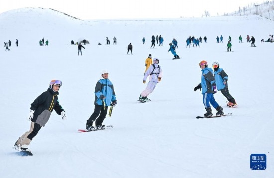 12月21日，游客在那拉提國際滑雪場(chǎng)滑雪。