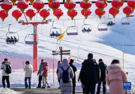 12月21日，那拉提國際滑雪場(chǎng)迎來眾多游客。