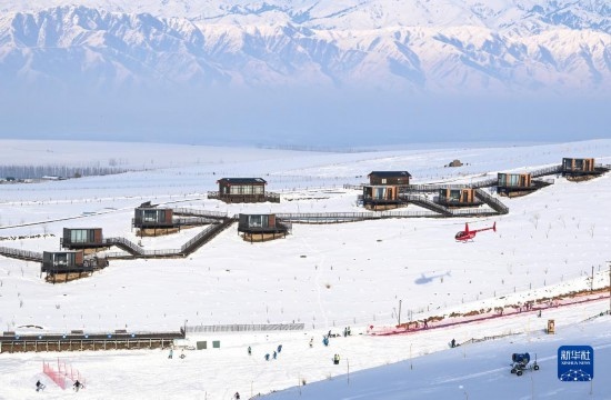 那拉提國際滑雪場(chǎng)旁新近落成的雪景星空民宿（12月21日攝）。