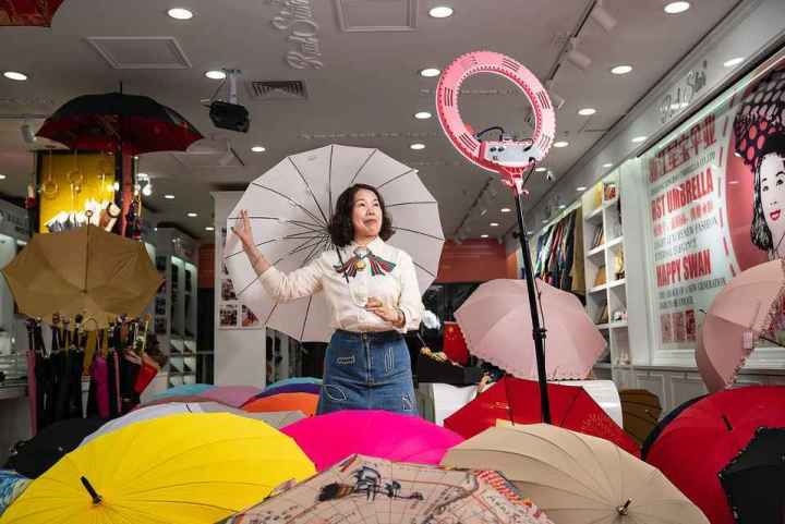 在義烏打拼了27年的商戶張吉英，正通過直播銷售雨傘。義烏市委宣傳部供圖