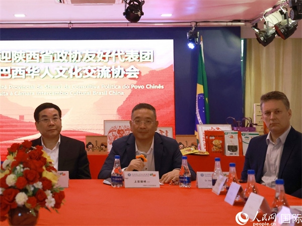 巴西華人文化交流協(xié)會主席上官建峰（中）在座談會上發(fā)言。人民網(wǎng)記者 陳海琪攝