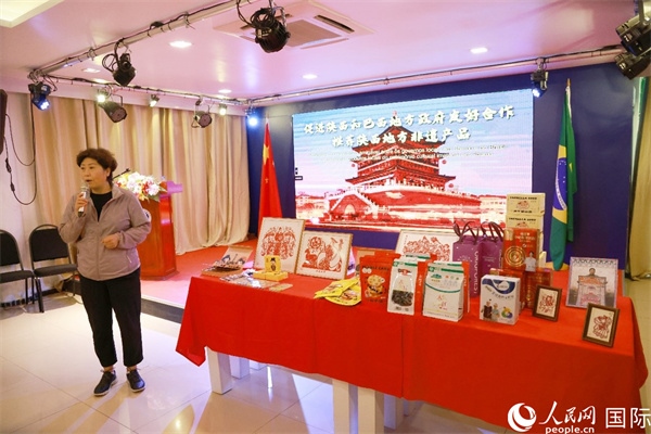代表團成員、咸陽市政協(xié)主席李曉靜向與會嘉賓介紹了陜西的特色產品。人民網(wǎng)記者 陳海琪攝