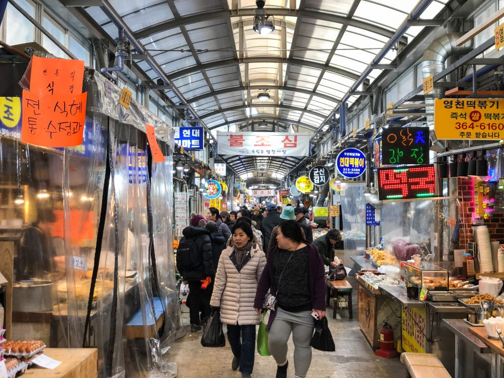 人們?cè)陧n國(guó)首爾的靈泉傳統(tǒng)市場(chǎng)購(gòu)買(mǎi)年貨。新華社記者王婧嬙攝
