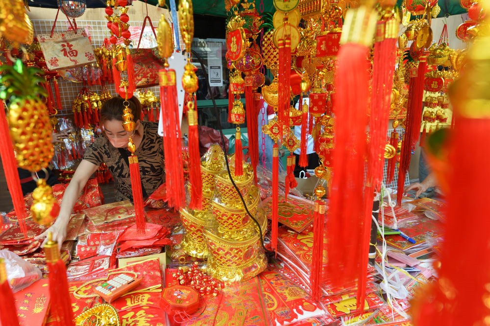 一名商販在泰國(guó)曼谷唐人街的攤位上擺放春節(jié)飾品。新華社發(fā)（拉亨攝）