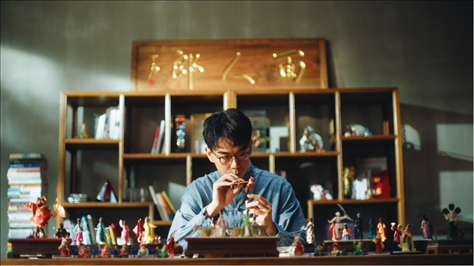 郎佳子彧通過短視頻直播，讓更多人關(guān)注并喜歡捏面人。受訪者供圖